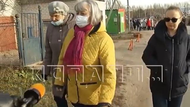 Чтобы привлечь к себе внимание, жители деревни Ройка пропели о своих проблемах смотреть онлайн