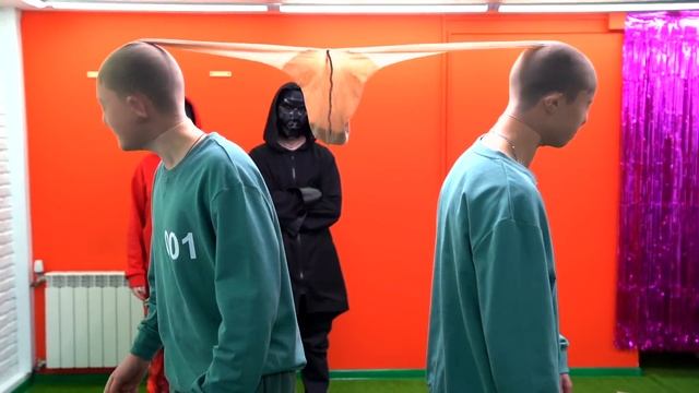 El JUEGO del CALAMAR en La Vida Real *** SOLO UNO GANARÁ *** смотреть онлайн