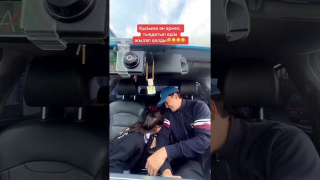 Девочка очень трогательно отреагировала на песню, которую ей написал отец смотреть онлайн