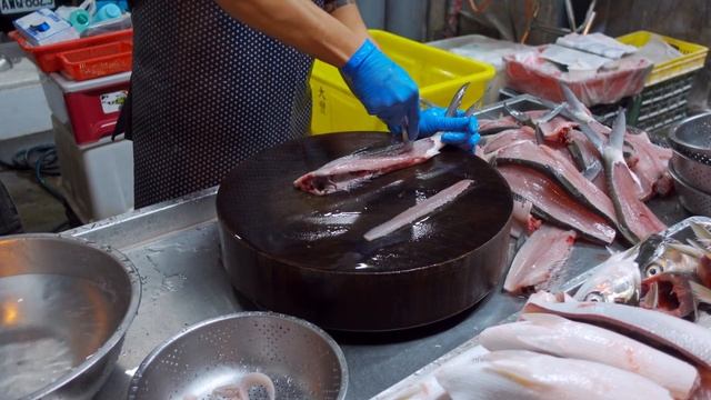 Amazing Skill！The Amazing Speed Of A Milkfish-cutting MASTER / 令人驚嘆的技巧！超速虱目魚切割大師 - Taiwan Food