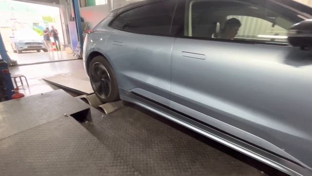 Zeekr 001 86kW awd SoC90% on dyno смотреть онлайн