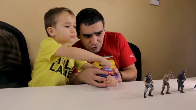 Капитан Америка против пиратов. На помощь супергерою приходит игрушка-трансформер! смотреть онлайн