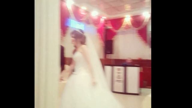 Скульптура рук молодоженов на церемонии свадьбы смотреть онлайн