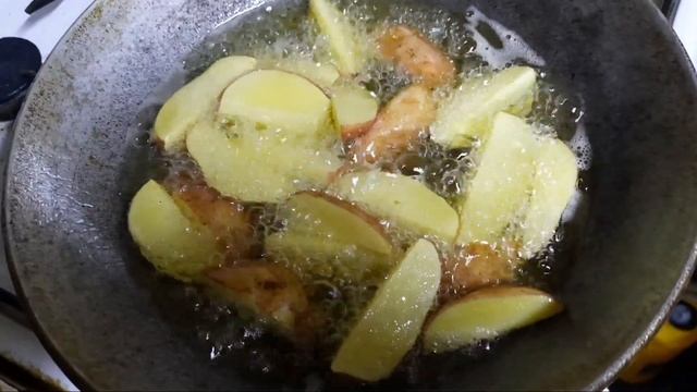 МОЛОДОЙ КАРТОФЕЛЬ ПО-ДЕРЕВЕНСКИ К ПЕННОМУ / ПРОСТОЙ И ВКУСНЫЙ РЕЦЕПТ / КАК ВКУСНО ПОЖАРИТЬ КАРТОШКУ смотреть онлайн