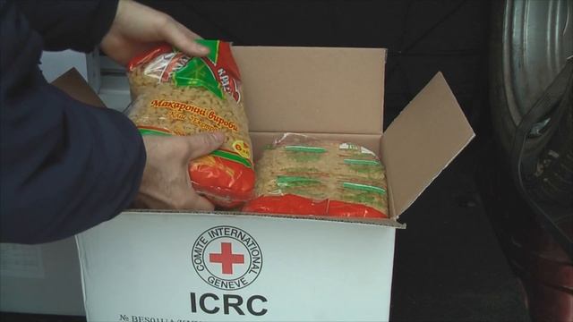 Какую гум.помощь выделяет Красный крест жителям Донецкой области в зоне боёв. смотреть онлайн