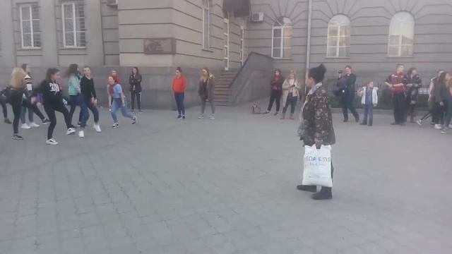 Флеш-моб в Днепре ,пьяная руководитель смотреть онлайн