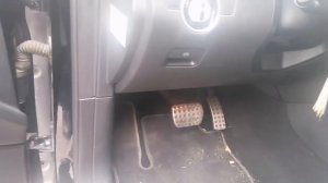 Где находится рычаг открывания Капота на Мерседесе.