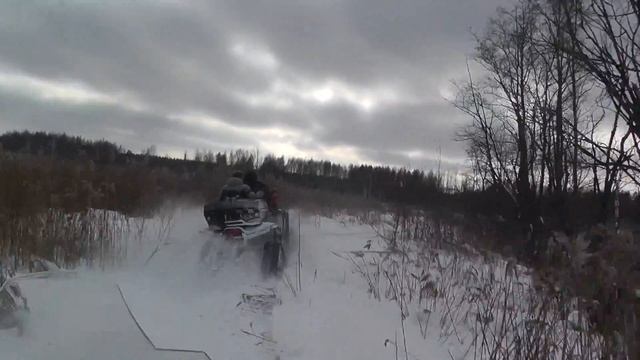 Квадрик жжёт. На гусеницах по снегу.