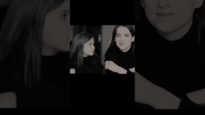 Девочке три, она едет у папы на шее