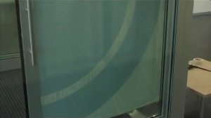 Как наклеить большую наклейку на стекло, инструкция, влажное оклеивание