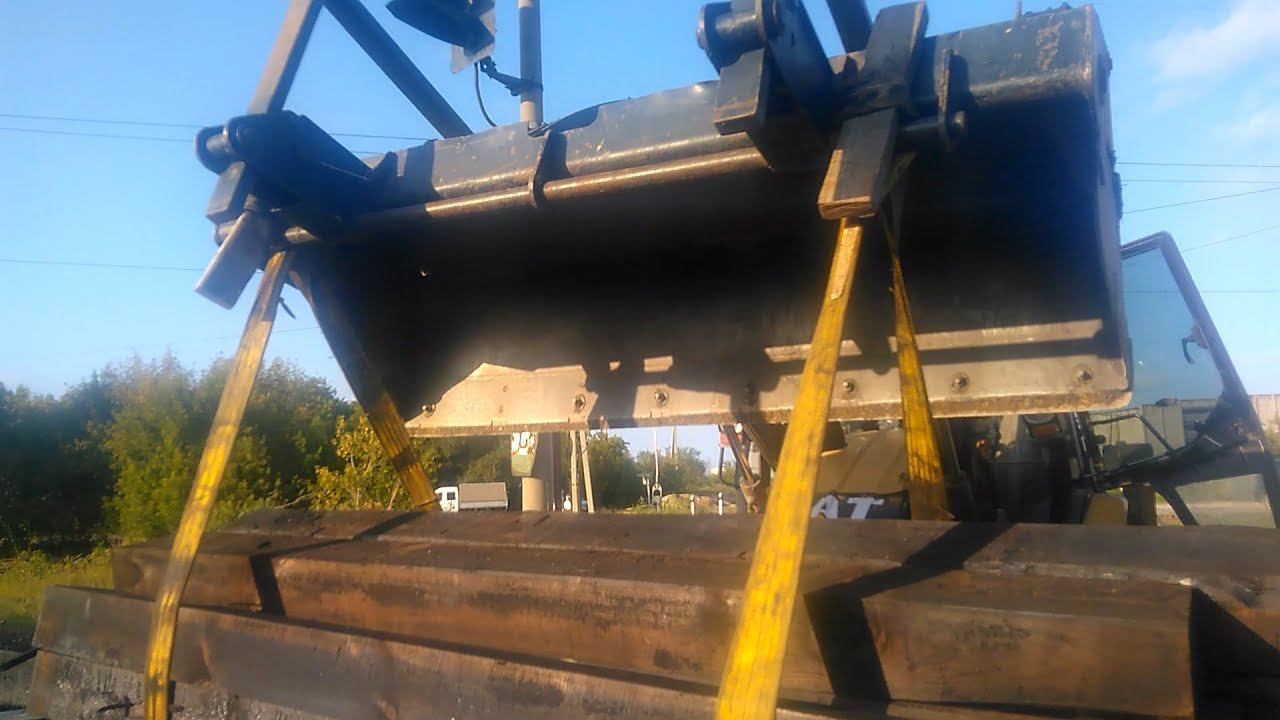 Транспортировка груза экскаватором-погрузчиком. смотреть онлайн