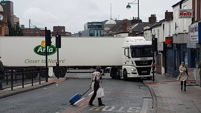 Lorry driver tries illegal U-Turn and blocks off road смотреть онлайн
