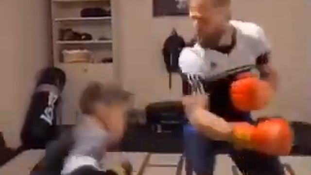 Эффектная тренировка отца с сыном смотреть онлайн