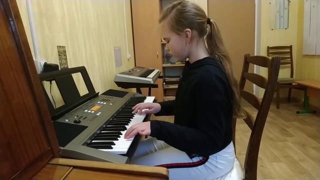 Талантливая девочка играет на синтезаторе Yamaha PSR E 353. смотреть онлайн
