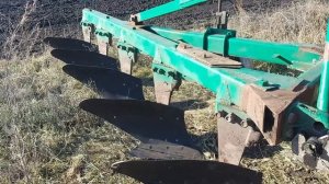 МТЗ 1523 с плугом ПЛН 5 полувинтовые отвалы