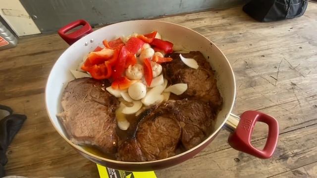 Готовлю стэйки на пропановой горелке в своем Форде на парковке автошколы в Флориде смотреть онлайн