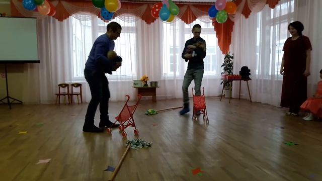 Аттракцион к 8 марта "ВАРИМ, БАЮКАЕМ, МОЕМ" с папами смотреть онлайн