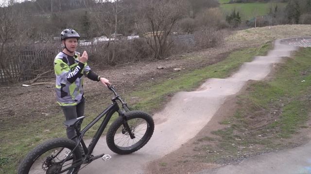 GMBN Pump Track Challenge | Fat Bike Vs Dirt Jump Bike смотреть онлайн