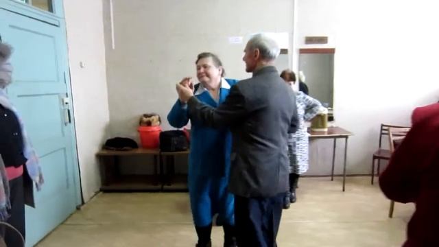 Танец ветеранов труда, п.Монастырщина. Автор видео Олег Колов, Смоленская обл. смотреть онлайн