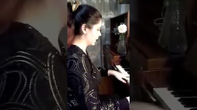 Помогите мне Юлия на пианино смотреть онлайн