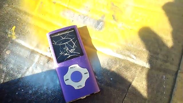 Destroying an MP3 player ?? смотреть онлайн