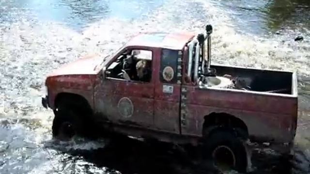 Np300 и террано на отдыхе.