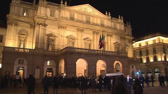 MI 07/12/21 • Outside view La Scala Teather/season opening - Vista esterna teatro La Scala/prima смотреть онлайн