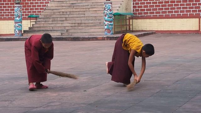 Утренняя уборка в монастыре смотреть онлайн