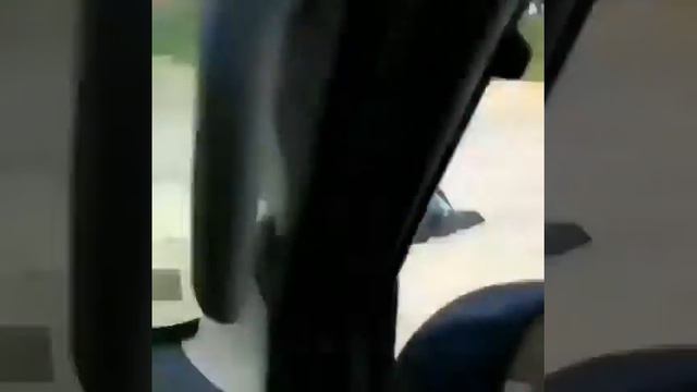 Мотоцикл на бешенной скорости не смог войти в поворот смотреть онлайн