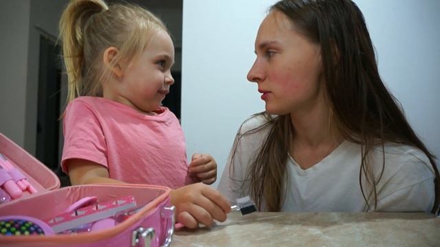 Я НЕ ОЖИДАЛА, ЧТО ОНА ТАК ОТВЕТИТ! ДОЧКА 5 лет ДЕЛАЕТ МНЕ МАКИЯЖ смотреть онлайн