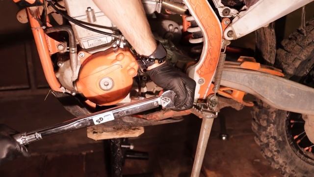 Эндуро лайфхаки: замена цепи и звезд. Жадный дилер, состояние расходников на 65 м\ч. смотреть онлайн