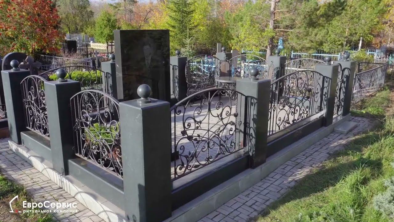 Мемориальный комплекс с гранитным памятником выложенный тротуарной плиткой с кованой оградой смотреть онлайн