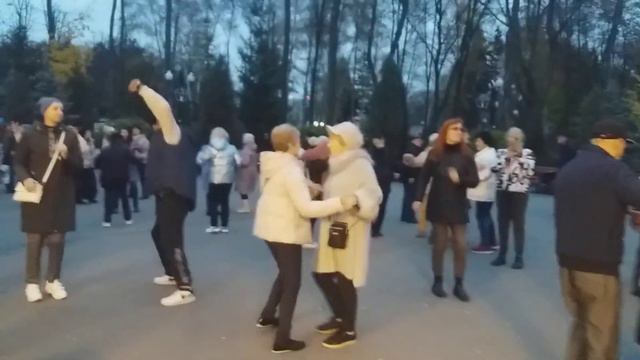 Харьков,танцы в парке,"Может быть тебе уже не нужен..." смотреть онлайн
