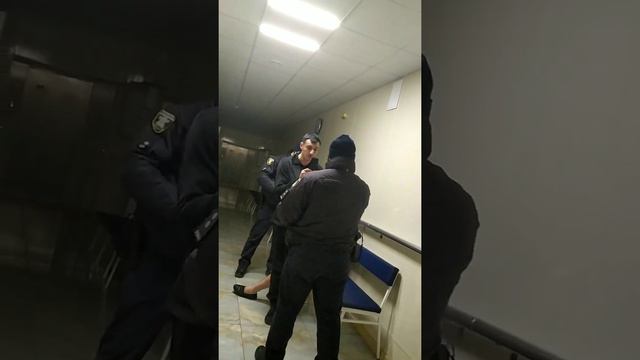 Видео "Корабелов.Инфо" (18+ ). Прибыли патрульные: БСМП, 8 марта смотреть онлайн