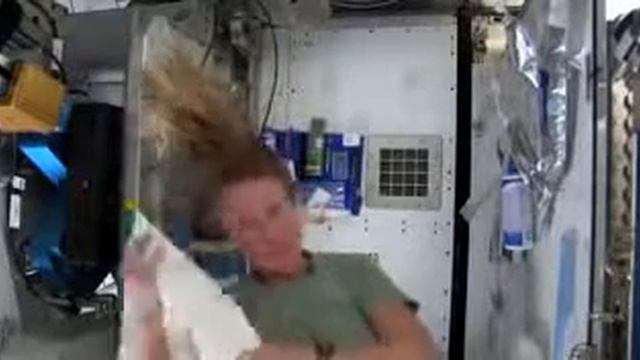 Женщина астронавт показала как моют голову в космосе смотреть онлайн