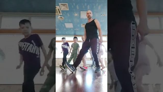 УЧИМ НОВОЕ ДВИЖЕНИЕ НОГАМИ ШАФЛ ТАНЕЦ ИЗ ТРЕНДОВ ТИК ТОК ТАНЦЫ 2021 / КАК НАУЧИТЬСЯ ТАНЦЕВАТЬ ШАФФЛ смотреть онлайн