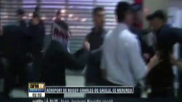 Juifs et musulmans s'insultent à l'aéroport Roissy Charles De Gaulle смотреть онлайн