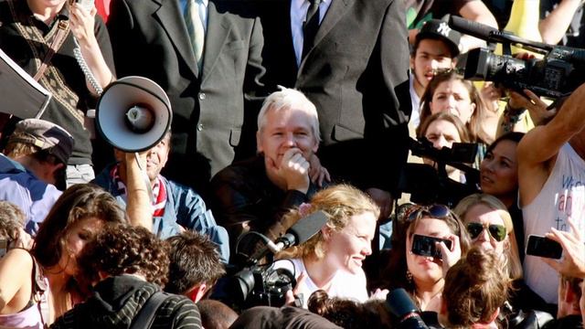 John Pilger: Tribute to Julian Assange смотреть онлайн