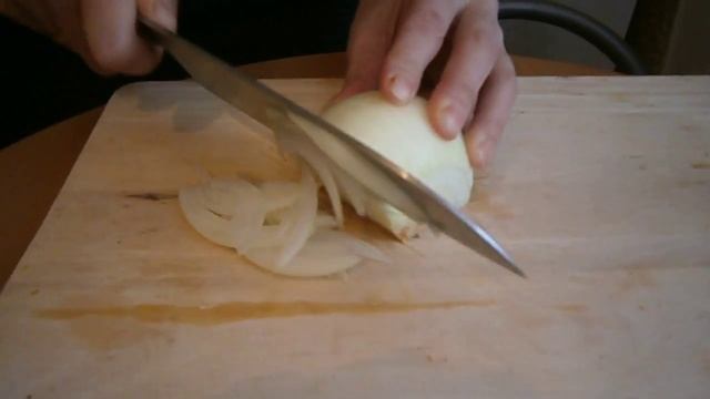 Думать как шеф. Режем лук полукольцами. смотреть онлайн