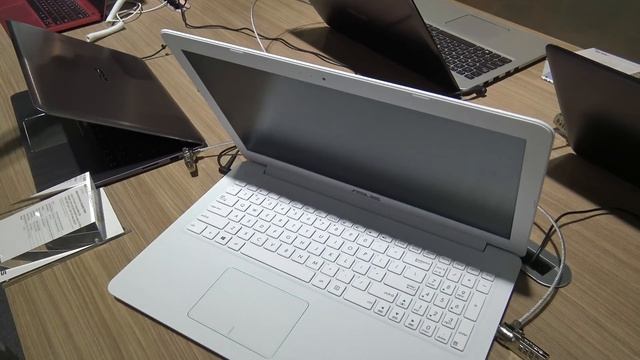 Asus EeeBook E502 Hands On [4K UHD] смотреть онлайн