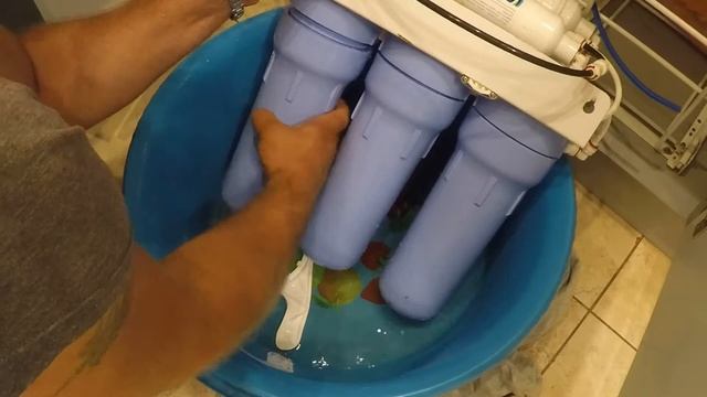 Как самому Подкачать давление в Баке Фильтра Обратного Осмоса ECOSOFT ABSOLUTE. Замена Фильтров смотреть онлайн