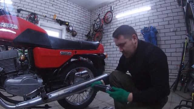 JAWA 638. ЯВА 638 Замена задних амортизаторов и кожуха ведомой звезды. смотреть онлайн