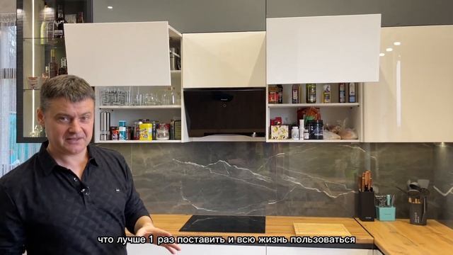 Обзор глянцевой кухни со стеклянными шкафами для Кристины смотреть онлайн