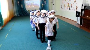 Как дети маршируют