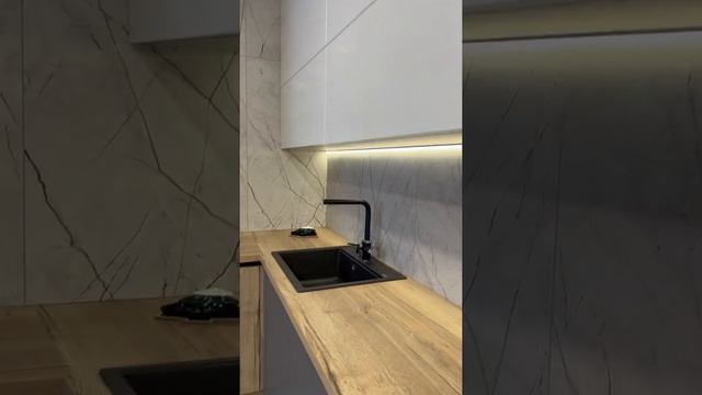 КУХНЯ В ЗАГОРОДНЫЙ ДОМ. Обзор современной кухни. Фасад деревянный дуб Галифакс Натуральный. Витрина смотреть онлайн