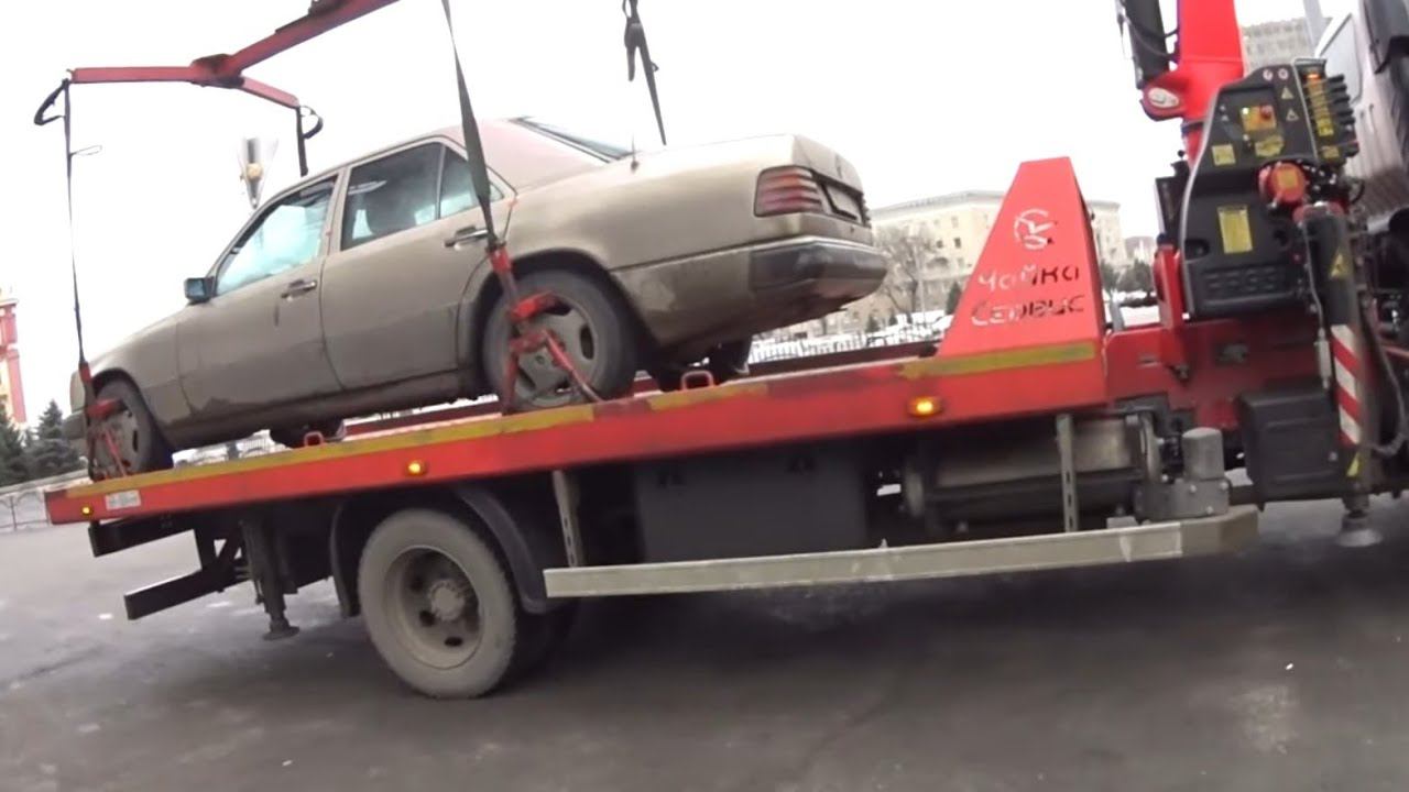 Беспредел у парка Революции. Водятлы давят пешеходов. Эвакуация мерседеса с тротуара. смотреть онлайн