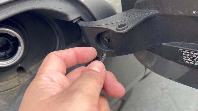 How to replace a gas cap on a Porsche Macan to resolve Diagnostic trouble code (DTC) P0442 смотреть онлайн