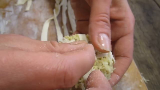 Клубочки из фарша в слоеном тесте | Мясные клубочки в слоеном тесте рецепт смотреть онлайн