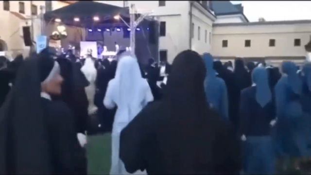 иии это Господь Господь и Иисус/ Монашки танцуют под божественную музыку и это очень по христианске смотреть онлайн