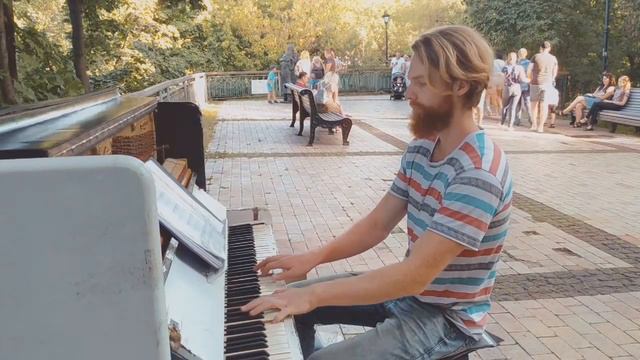 Ludovico Einaudi - Andare. Пианино на улицах Киева - пианист Андрей Романов. Уличное пианино смотреть онлайн